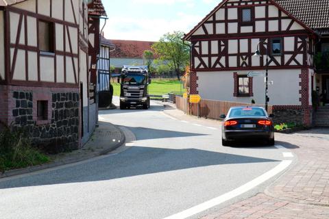 Seit Einrichtung der Baustelle auf der B453 zwischen Gladenbach und Runzhausen nimmt der Verkehr in Bellnhausen zu. Die Gladenbacher Stadtverordneten wollen dem jetzt einen Riegel vorschieben. Foto: Patrick Stein 