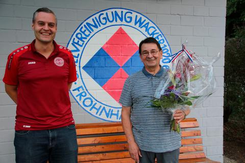 Henrik Lauer (links) dankt Herbert Schöck für dessen vielfältiges Engagement rund um den Wacker und im Fußballkreis Biedenkopf. Foto: Sascha Valentin 