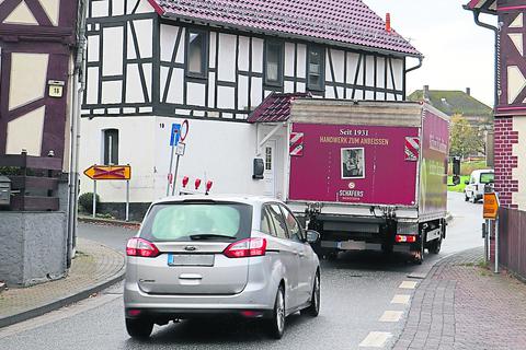Um die Engstelle in der Ortsdurchfahrt Bellnhausen etwas zu entschärfen, dürfen Lkw die Straße nur noch in Fahrtriochtung Runzhausen nutzen. Diese Regelung gilt während der Bauphase auf der B453 zwischen Gladenbach und Runzhausen. Foto: Michael Tietz