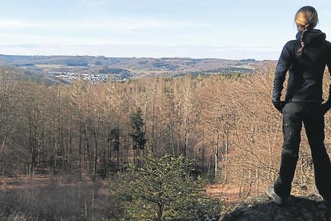 Die Hälfte der Tageswanderung ist geschafft: Von "Kopps Klippe" aus blickt man über Hartenrod bis zum Fernsehturm auf der Angelburg.  Foto: Sascha Valentin 