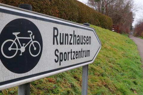Einer der wenigen ausgewiesenen Radwege in Gladenbach führt von der Ferdinand-Köhler-Straße hinauf zum Sportzentrum - eine Verbindung nach Runzhausen gibt es noch nicht.  Foto: Michael Tietz 