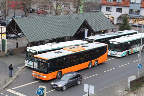 Stau am Gladenbacher Busbahnhof: In der Haltebucht haben derzeit nur zwei Fahrzeuge Platz, deshalb stoppen die übrigen Busse auf der Bundesstraße. Den neuen Knotenpunkt auf dem Marktplatz sollen künftig mindestens sechs Busse zeitgleich anfahren können. 