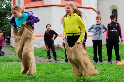 Auf die Plätze - fertig - los: Beim Gladenbacher Ferienpass gibt es für die Kinder viele Spiel- und Sportangebote. Die Anmeldungen für das Sommerprogramm starten am 23. Mai. Foto: Michael Tietz 
