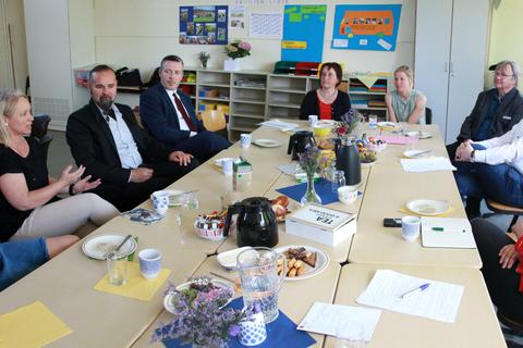 Grundschulleiterin Tina Panzner (v.l.), Lehrerin Cornelia Naumann und Anika Mund (4.v.r.) ziehen vor Holger Schmenk, Christoph Aßmann, Monika Stein, Holger Marks, Jens Womelsdorf und Simona Lison nach zwei Monaten ein äußerst zufriedenstellendes Fazit der Familienklasse in Gladenbach.