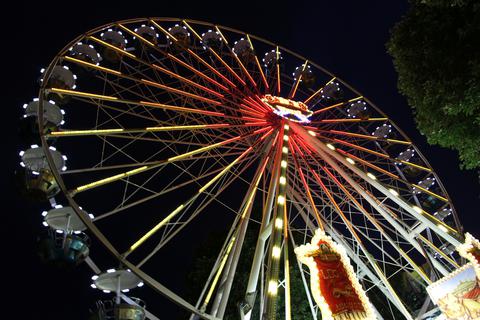 Das „Caesar’s Wheel“ feiert sein Comeback in Gladenbach: Nach 2015 baut die Schaustellerfamilie Landwermann-Henschel ihr 38 Meter hohes Riesenrad nun erneut beim Kirschenmarkt auf.