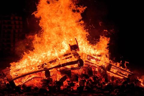Das Lagerfeuer lodert, die Blasmusik erklingt: Die stimmungsvolle Atmosphäre auf dem Weidenhäuser Festplatz findet großen Anklang. © Edip Aydin