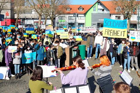 "Krieg kennt nur Verlierer" lautete die eindringliche Botschaft der 400 Jugendlichen aus der Gladenbacher Europaschule, die sich zu einer Friedensaktion auf dem Marktplatz versammelten.  Foto: Michael Tietz 