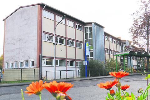 An der Gesamtschule in Gladenbach weicht das Förderstufengebäude einem Neubau. Insgesamt sind 8,1 Millionen Euro veranschlagt, davon sind 500.000 Euro im Haushalt 2023 zu finden.