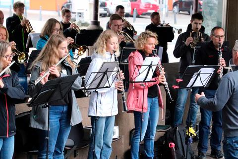 Der Musikverein Gladenbach unter der Leitung von Michael Werner - hier bei seinem diesjährigen Kirschenmarkt-Konzert - spielt am Sonntag während des Regionalmarktes ebenfalls auf.  Archivfoto: Michael Tietz 