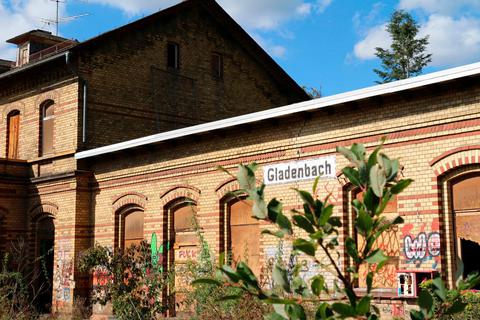 Die Zukunft des Gladenbacher Bahnhofs bleibt nach wie vor ungewiss. Die Studie zur Nutzung als Kita soll in den kommenden Wochen abgeschlossen sein. Ob dann noch weitere Konzepte ermöglicht werden, bleibt abzuwarten. Foto: Patrick Stein 