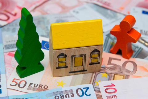 Bei einem Kauf oder Verkauf eines Grundstücks soll der Gladenbacher Magistrat künftig bis zu einem Betrag von 75 000 Euro selbst entscheiden dürfen, ohne sich dafür das Einverständnis der Stadtverordneten holen zu müssen.  Symbolfoto: Patrick Peul/dpa 