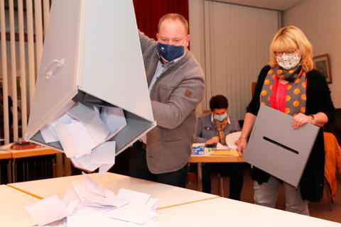 Schnell ausgewertet haben die Helfer in den 23 Gladenbacher Wahlbezirken - so wie hier in der Kernstadt - die insgesamt 4389 Stimmzettel für die Bürgermeisterwahl: Um 18.56 Uhr stand am Sonntagabend das Ergebnis fest.  Foto: Michael Tietz  