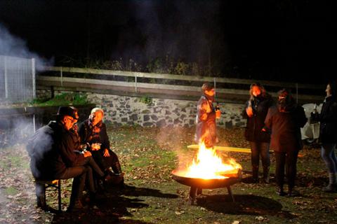 Am Lagerfeuer denken die Sinkershäuser gemeinsam über ihr ausklingendes Jubiläumsjahr nach. Gerne hätten sie größer gefeiert. Foto: Patrick Stein 