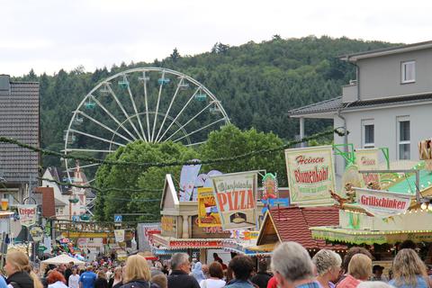Zahlreiche Buden bieten auch in diesem Jahr auf dem Gladenbacher Kirschenmarkt wieder ihre kulinarischen Leckerbissen an.