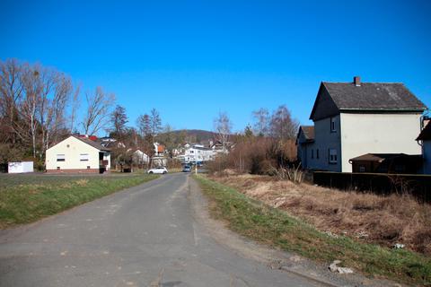 In der Straße Im Seckbach fehlt ein Gehweg zum Kindergarten. Könnte die Stadt mit den Flächen der ehemaligen Bahntrasse (rechts) planen, ließe sich dort ein Weg einrichten, sagt der Ortsbeirat. Foto: Sascha Valentin 