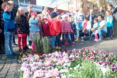 Die Knirpse des Kindergartens "Sonnenschein" in Erdhausen machen ihrem Namen alle Ehre und Strahlen mit selbiger um die Wette.  Foto: Sascha Valentin 