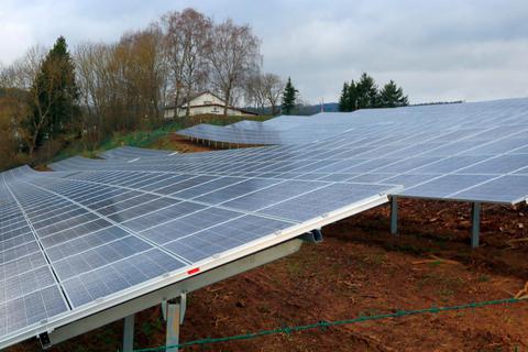 Im Solarpark in Weidenhausen wird "grüner Strom" produziert - die Stadt Gladenbach will sich nun beim Land Hessen für das Förderprogramm "Klimakommune" bewerben. Die Stadtverordneten beschäftigen sich in ihrer nächsten Sitzung mit Anträgen, die auf ein noch stärkeres Engagement für den Klimaschutz abzielen. Foto: Michael Tietz 