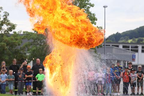 Brennendes Fett niemals mit Wasser löschen – ansonsten kommt es zur Fettexplosion mit einem großen Feuerball: Gebannt verfolgen die Kinder die Vorführung beim Aktionstag der Gladenbacher Jugendfeuerwehr.