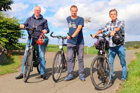 Sie machen sich für ein fahrradfreundliches Gladenbach stark und haben deshalb auch den vier Kandidaten der am 1. November anstehenden Bürgermeisterwahl einen Fragebogen rund um das Thema Radverkehr geschickt (von links): Hermann Schulz, Ralf Williges und Bernd Südekum vom ZukunftsForum Gladenbach.  Foto: Michael Tietz 
