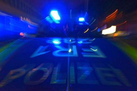 Polizisten haben in der Nacht zu Dienstag in Gladenbach einen Betrunkenen vorübergehend festgenommen, der mit einer Schreckschusswaffe herumgefuchtelt und auf Passanten gezielt haben soll.  Symbolfoto: Patrick Seeger/dpa 