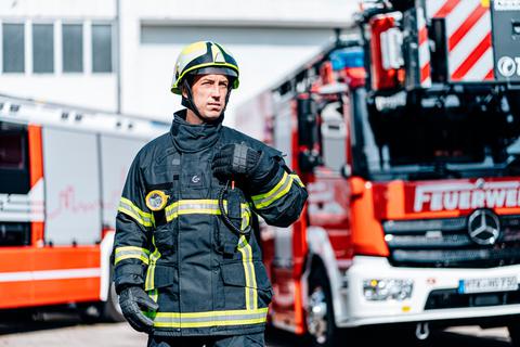 Nicht nur in seiner Freizeit ist Kevin Pelzl Feuerwehrmann. Der Hinterländer arbeitet bei der Berufsfeuerwehr in Frankfurt. Foto: Michael Rauch 