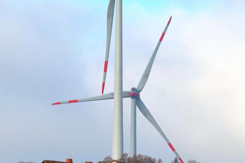 Nahe Rachelshausen drehen sich mehrere Windräder und produzieren Strom: Der Projektierer Bürgerwind Lohra will nun eine Windkraftanlage auf der Koppe bei Erdhausen errichten und dafür eine städtische Fläche nutzen.  Foto: Michael Tietz 