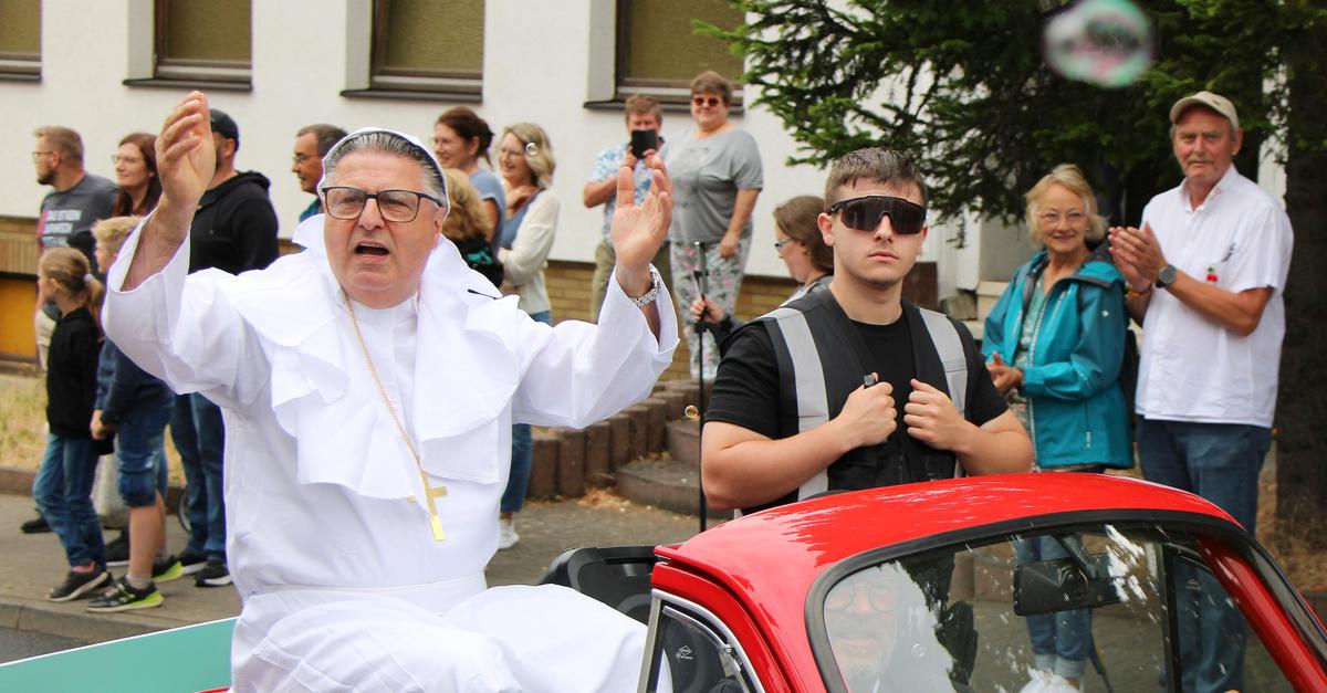 -Papst-Leo-bringt-den-Segen-f-r-den-Gladenbacher-Festzug