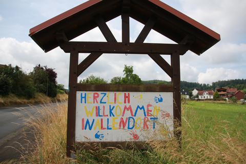 Der Ortsbeirat Sinkershausen unterstützt das Anliegen der Jungschar, die die Ortseingangsschilder gerne nach dem Vorbild Allendorfs (Foto) ein wenig bunter mit den Handabdrücken der Kinder im Ort gestalten will.