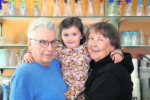 Ivano DaLozzo (71) geht nach 45 Jahren als Besitzer des Eiscafés „Venezia” in den Ruhestand. Ehefrau Heike (62) und Enkeltocher Mila (4) freuen sich auf gemeinsame Aktivitäten, denn für den scheidenden Eisdielenbesitzer ist die Familie das Wichtigste.