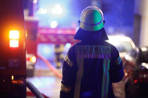 Bei einem Feuer in Gladenbach kann sich eine Familie am Mittwochabend unverletzt retten. © dpa