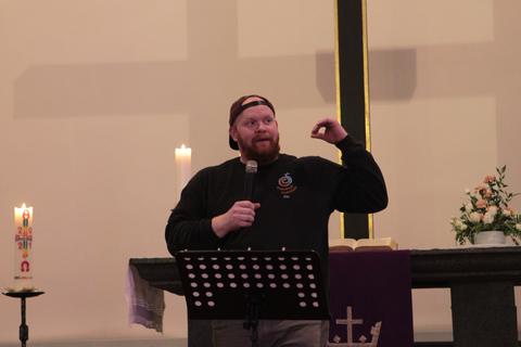 Er kann nicht nur digital verkündigen: Das Foto zeigt Florian Burk bei seiner Predigt in einem Jugendgottesdienst im März 2022.