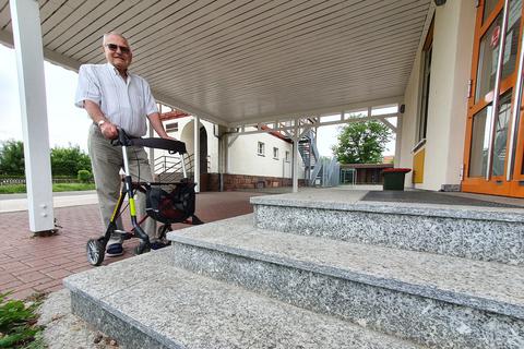 Drei Stufen, kein Geländer: Für Menschen, die sich mit dem Rollator fortbewegen, stellt ein solches Hindernis ein echtes Problem dar. Deshalb geht es in den seniorenpolitischen Leitlinien auch um mehr Barrierefreiheit im Landkreis Marburg-Biedenkopf.