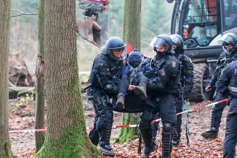 Polizisten tragen im Dannenröder Forst einen A 49-Gegner weg. Nun gab es den ersten Prozess gegen einen Protestierer vor dem Amtsgericht Kirchhain.  Archivfoto: Nadine Weigel 