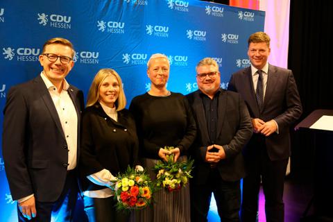 Der CDU-Kreisvorsitzende Stefan Heck (r.) freut sich, dass Dirk Bamberger (l.) erneut um das Direktmandat für den Landtag im Wahlkreis 13 kämpfen wird. Neben dem Kandidaten steht dessen Frau Bianca. Bambergers Ersatzkandidat ist Holger Lesch (2.v.r., daneben dessen Frau Yvonne). © Michael Agricola