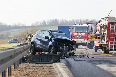 Frontalzusammenstoß auf B255: Autofahrerin stirbt bei Lkw-Unfall