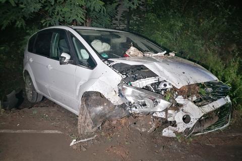 Das Auto in Folge des Ausweichmanövers schwer beschädigt.