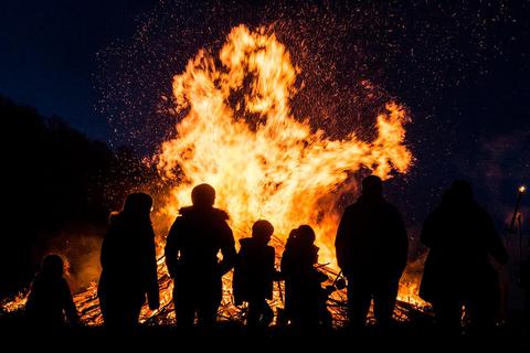 Wer ein Osterfeuer anzünden will, muss einige wichtige Dinge beachten. Symbolfoto: Boris Roessler/dpa 