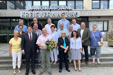 Die Kreistagsfraktion der CDU Marburg-Biedenkopf gratuliert ihrem Vorsitzenden Werner Waßmuth (vorn, 3.v.l.) zum Jubiläum 30 Jahre Fraktionsvorsitz.