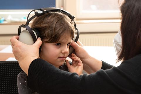 Die sechsjährige Rebecka macht im Marburg-Biedenkopfer Gesundheitsamt einen Hörtest. Er ist Teil der Schuleingangssuntersuchung.