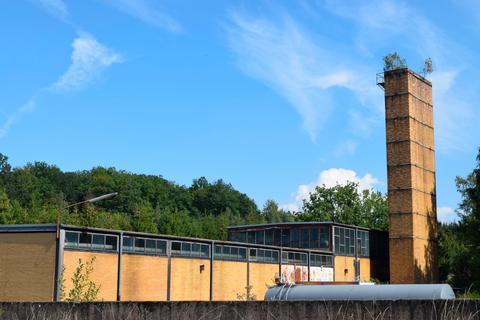 Ein Synonym für den Dornröschenschlaf der Hessen-Kaserne:  Das ehemalige Gebäude einer Kompanie des Panzerbataillons 143 ist zugewachsen. Aus einem großen Schornstein auf dem Gelände wächst etwa bereits ein Baum.  Archivfoto: Michael Rinde 