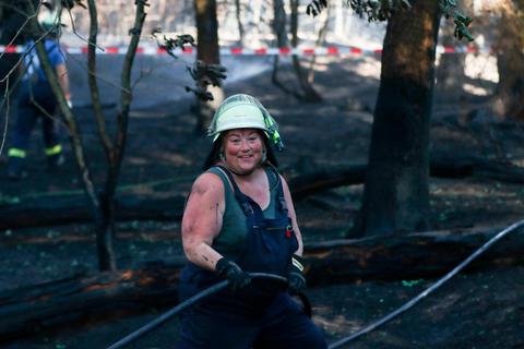 400 Einsatzkräfte gleichzeitig bekämpfen mit Landwirten einen rund 25 Hektar großen Waldbrand bei Schönstadt. Der bisher Größte in Hessen in diesem Jahr. Ein Knochenjob für die Aktiven der freiwilligen Feuerwehren. Foto: Nadine Weigel 
