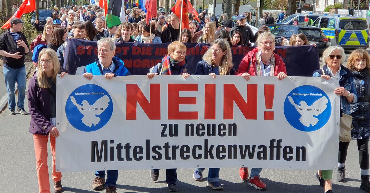 Easter walk: 300 demonstrate for peace in Marburg