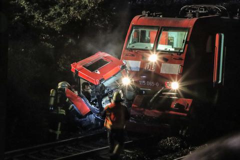 Bei Kirchhain im Landkreis Marburg-Biedenkopf ist ein Zug mit einem Traktor zusammengestoßen. Foto: Nadine Weigel/dpa
