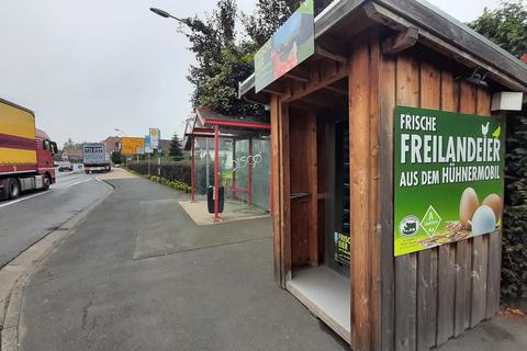 Wie hier an der B 252 in Lahntal Göttingen stehen im Landkreis einige rund um die Uhr zugängliche Automaten mit landwirtschaftlichen Produkten. Eier sind dort immer im Sortiment. Foto: Götz Schaub