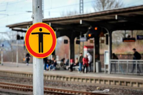 Vorsicht an den Gleisen: Im Mai 2021 landet ein Betrunkener am Kirchhainer Bahnhof im Gleisbett. Der Vorfall beschäftigt nun das Amtsgericht. © Thorsten Richter