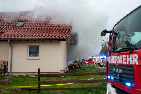 In Münchhausen-Niederasphe brennt ein Wohnhaus, während die Bewohner im Urlaub sind. Die Feuerwehr kann eine Schlange nur noch tot bergen, mehrere weitere Tiere, unter anderem ein Hahn und eine Katze, werden gerettet.  Foto: Mark Adel 