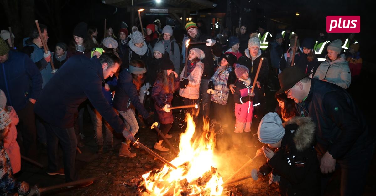 Jungscharen aus dem Kreis versammeln sich am Lagerfeuer