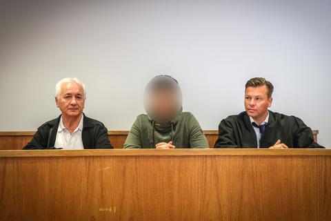 Der Angeklagte sitzt beim Prozessauftakt am Dienstag, 5. September, zwischen seinen Verteidigern im Landgericht Marburg.