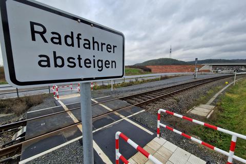 An diesem Bahnübergang in Sarnau ist am Mittwoch ein dreijähriges Mädchen von einem Zug erfasst und tödlich verletzt worden. 