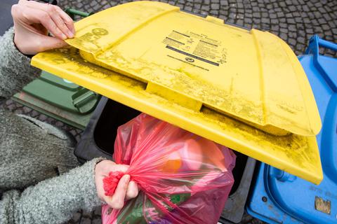 Vieles von dem, was in der Gelben Tonne landet, wird nicht recycelt. Die Abfallwirtschaft Lahn-Fulda fordert von der Bundesregierung Verbesserungen.